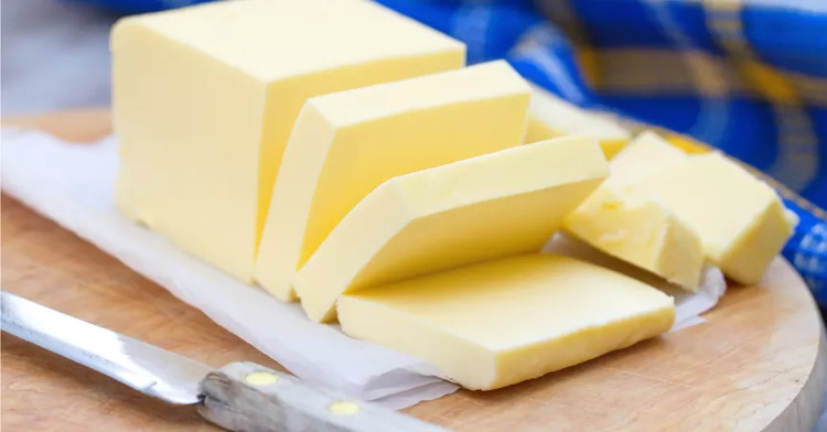 Chủ yếu bơ là làm từ sữa và bất cứ động vậy có vú nào cũng có thể tạo ra sữa để làm bơ.